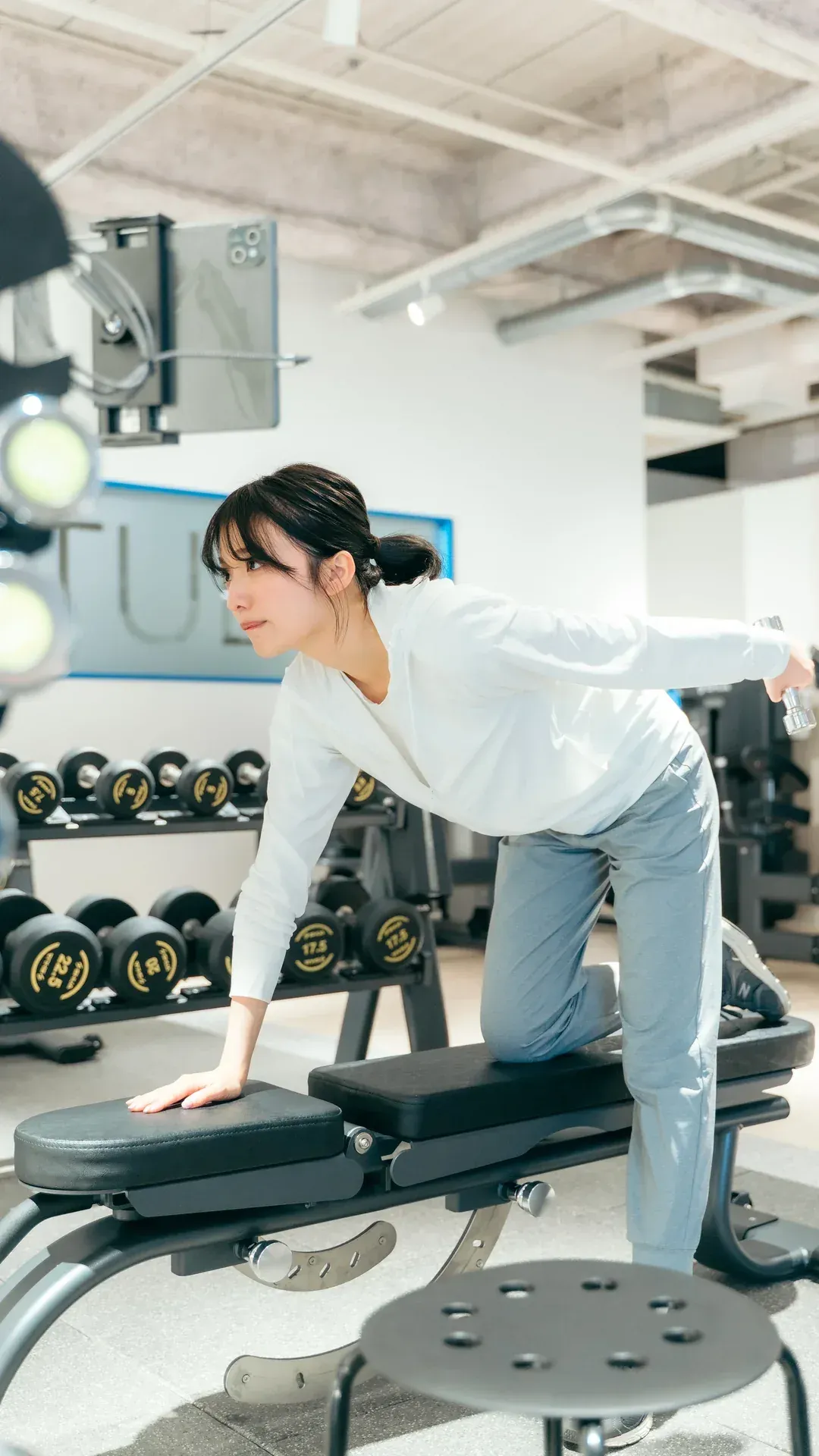 POCKET FITNESSでダンベルを使ってトレーニングする様子