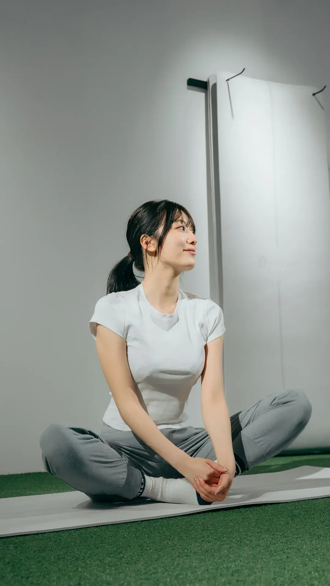 POCKET FITNESSでヨガストレッチをする様子