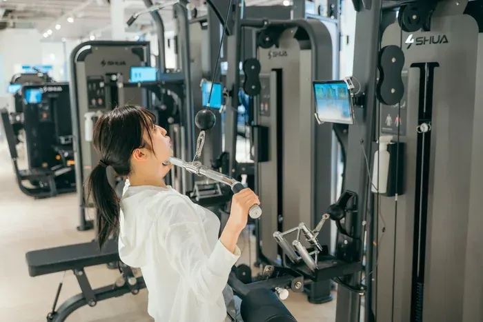 POCKET FITNESSのマシンで運動する様子